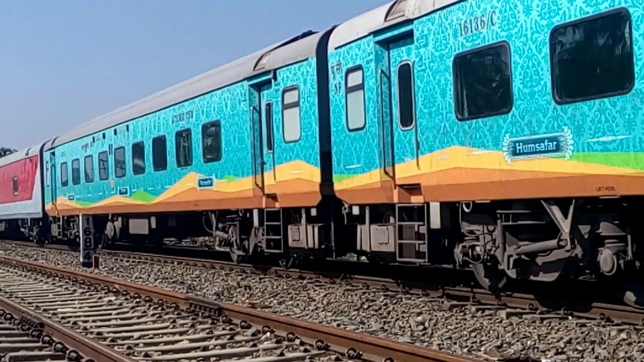 Top 10 Interesting Facts about Allahabad Anand Vihar Humsafar Express