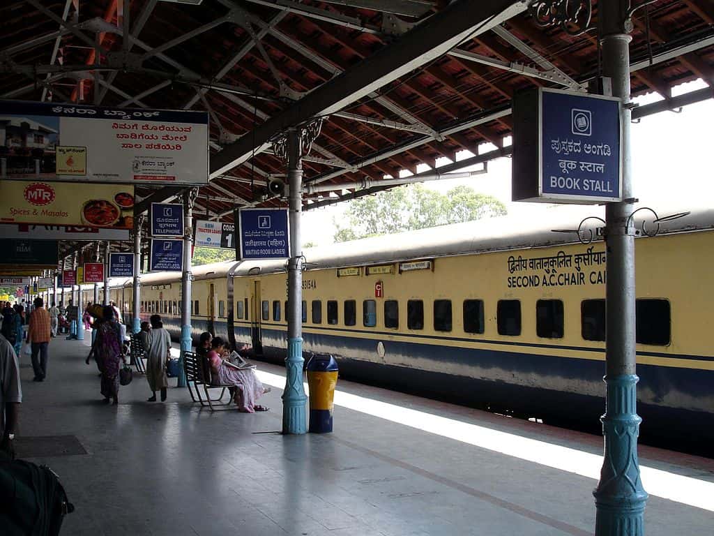 IRCTC Stalls Sell Food on Indian Railway Platform